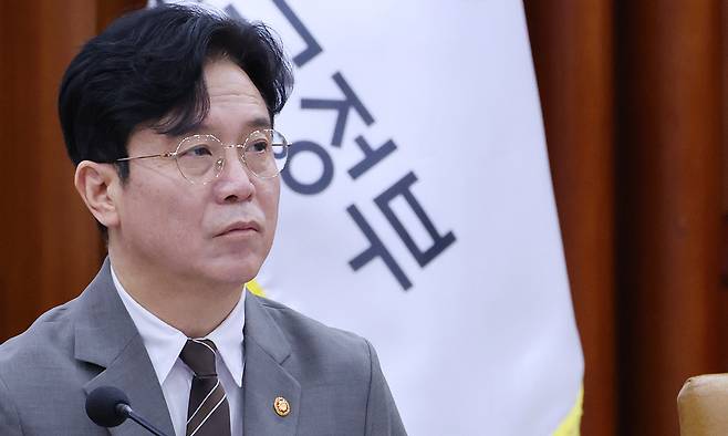김영훈 고용노동부 장관이 15일 서울 종로구 정부서울청사에서 열린 비상경제본부회의 겸 경제ㆍ부동산 관계장관회의에 참석하고 있다. 연합뉴스