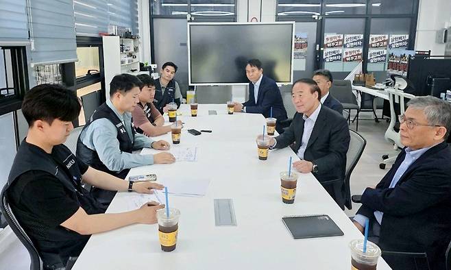 전영현 대표이사 부회장(오른쪽 두 번째)을 비롯한 삼성전자 DS 부문 사장단이 15일 경기도 삼성전자 평택 사업장을 방문해 초기업노조 최승호 위원장(왼쪽 두 번째) 등 노조 지도부와 면담하고 있다. 삼성전자 제공