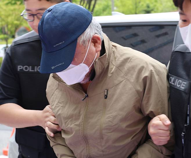 충북 청주의 한 노래방에서 흉기를 휘둘러 1명을 살해하고 1명을 다치게 한 혐의를 받는 60대 남성이 구속 전 피의자 심문(영장실질심사)을 받기 위해 지난 11일 청주지법에 출석하고 있다. 청주=연합뉴스