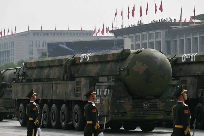 중국의 대륙간탄도미사일(ICBM) DF-61이 2025년 9월 3일 베이징 톈안먼광장에서 열린 제2차 세계대전 승전 80주년 열병식에 등장하고 있다. 중국의 장거리 미사일 전력 확대는 미국이 B-21 등 장거리 스텔스 타격 전력 증강을 검토하는 배경으로 꼽힌다. AFP 연합뉴스