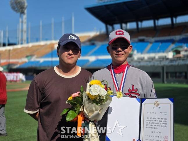 충암고 출신 키움 김동헌(왼쪽)이 16일 서울 목동야구장에서 제80회 황금사자기 전국고교야구대회 MVP 서원준과 기념사진을 찍었다. /사진=김동윤 기자