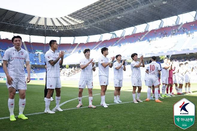 팬들에게 인사하는 부천FC 선수들. /사진=한국프로축구연맹 제공