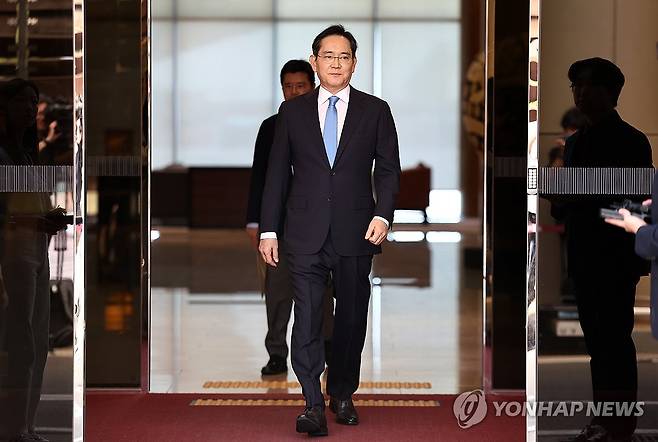 급거 귀국하는 이재용 회장 (서울=연합뉴스) 윤동진 기자 = 이재용 삼성전자 회장이 16일 서울 김포비즈니스항공센터를 통해 귀국하고 있다. 2026.5.16 mon@yna.co.kr