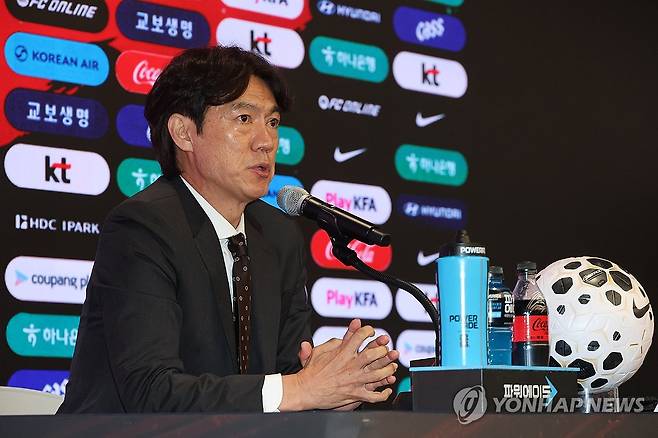 홍명보, 북중미 월드컵 대표팀 명단 발표 (서울=연합뉴스) 임화영 기자 = 홍명보 한국 축구대표팀 감독이 16일 서울 종로구 KT 광화문 빌딩 웨스트 온마당에서 열린 2026 북중미 월드컵 최종 명단 발표 기자회견에서 취재진의 질문에 답하고 있다. 2026.5.16 hwayoung7@yna.co.kr