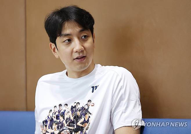 인터뷰하는 부산 KCC 허훈 (용인=연합뉴스) 김성민 기자 = 부산 KCC 허훈이 15일 경기도 용인시 KCC 용인연습체육관에서 연합뉴스와 인터뷰하고 있다. 2026.5.17 ksm7976@yna.co.kr