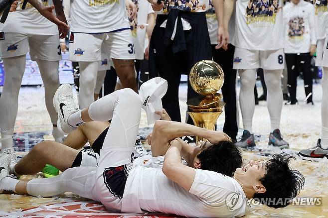‘형제가 해냈어’ (고양=연합뉴스) 윤동진 기자 = 13일 고양소노아레나에서 열린 2025-2026 KBL 플레이오프 챔피언 결정전 고양 소노 스카이거너스 대 부산 KCC 이지스 5차전 경기. 부산 KCC 허훈이 플레이오프 MVP에 선정되자 형 허웅이 축하해주고 있다. 2026.5.13 mon@yna.co.kr