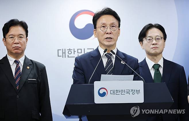 삼성전자 파업 관련 대국민 담화하는 김민석 국무총리 (서울=연합뉴스) 안정원 기자 = 김민석 국무총리가 17일 서울 종로구 정부서울청사에서 삼성전자 파업 관련 대국민 담화를 하고 있다.
왼쪽부터 김영훈 고용노동부 장관, 김민석 국무총리, 김정관 산업통상부 장관. 2026.5.17 jeong@yna.co.kr