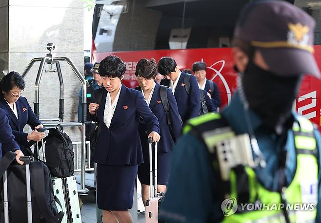 숙소 도착한 내고향여자축구단 (수원=연합뉴스) 홍기원 기자 = 아시아축구연맹(AFC) 여자 챔피언스리그(AWCL) 4강 토너먼트에 출전하는 내고향여자축구단이 17일 경기도 수원시 한 호텔에 도착하고 있다. 2026.5.17 xanadu@yna.co.kr
