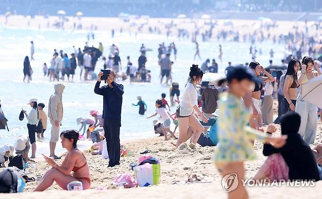 무더운 5월 (부산=연합뉴스) 손형주 기자 = 전국적으로 낮 기온이 크게 오르며 무더운 날씨를 보인 17일 오후 부산 해운대해수욕장에서 시민들이 더위를 식히고 있다. 2026.5.17 handbrother@yna.co.kr