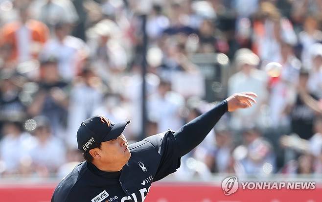 류현진, 200승 달성을 향해! (수원=연합뉴스) 신준희 기자 = 17일 수원 kt위즈파크에서 열린 프로야구 kt와 한화의 경기.
5회말 한화 류현진이 역투하고 있다. 류현진은 한미 통산 200승 달성까지 1승을 남겨두고 있다. 2026.5.17 hama@yna.co.kr