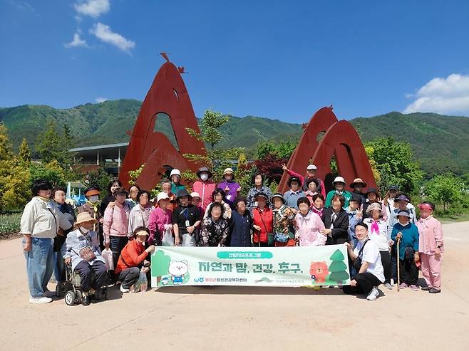 ▲ 지난 14~15일 봉화군정신건강복지센터와 국립백두대간수목원이 협력 운영한 산림치유 프로그램 '자연과 맘 건강 추구(자·맘·추)' 참여자들이 국립백두대간수목원에서 기념 촬영을 하고있다. 봉화군정신건강복지센터 제공
