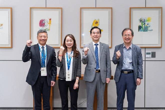 지난 15일 서울 종로구 교보생명빌딩에서 열린 ‘한국-대만 사회정서학습 교류회’에서 (왼쪽부터)란이천 대만 푸런대 총장, 쉬지아치엔 대만교육부 학생정책 및 특수교육과 부국장, 최화정 교보교육재단 이사장, 정창우 서울대 교수가 기념 촬영을 하고 있다.(사진=교보생명)