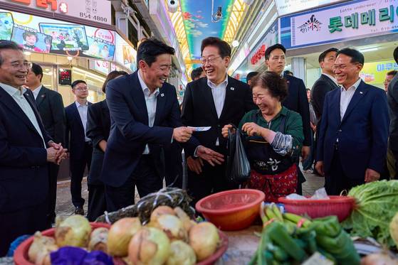 이재명 대통령과 강훈식 비서실장이 18일 경북 안동구시장을 찾아 구입한 농산물을 결제하고 있다. 〈사진=청와대 제공〉
