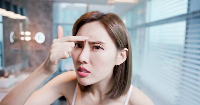 평소 눈을 찡그리거나 인상을 쓰는 동작은 미간 주름을 키우는 대표적인 생활 습관이다. 사진=클립아트코리아