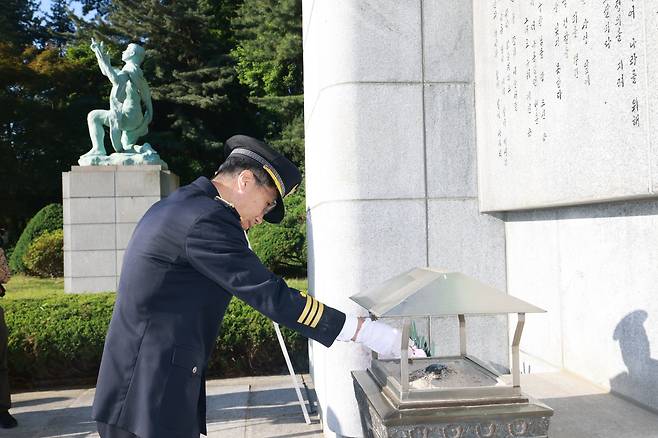 유재성 경찰청장 직무대행이 18일 오전 국립서울현충원에 안장된 순직 경찰관 묘역에 참배하는 모습.(경찰청 제공)