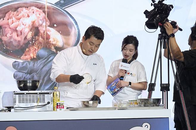 정호영 셰프가 소개하는 한국 미식. 잔치음식 시연(한국관광공사 제공)
