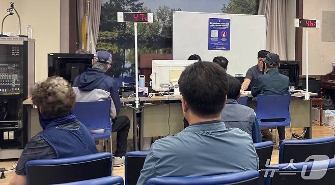 18일 울산 북구 농소2동 행정복지센터에서 시민들이 고유가 피해지원금을 신청하고 있다.2026.5.18.ⓒ 뉴스1 김세은 기자