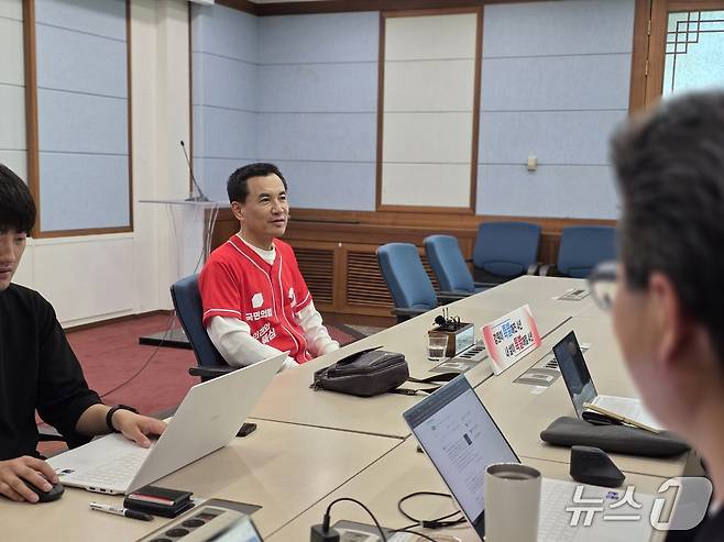김진태 국민의힘 강원특별자치도지사 후보는 16일 강원도청 브리핑룸에서 기자간담회를 열고 민생 경제 회복과 도정 현안에 대한 혁신 공약을 발표하고 있다.(김진태후보캠프 측 제공. 재판매 및 DB금지)/뉴스1