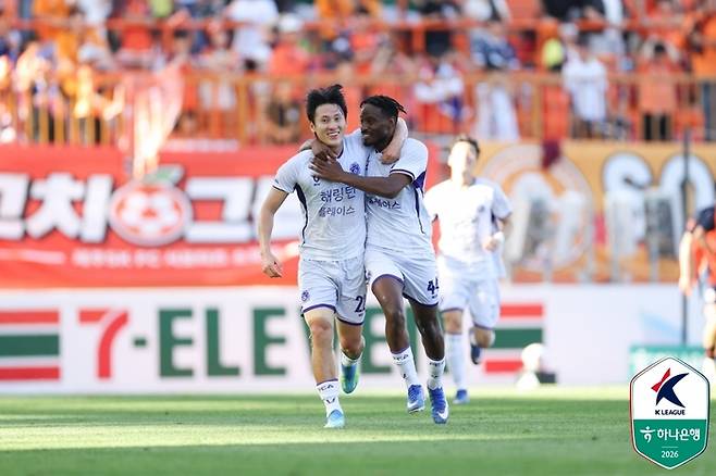 김동진(왼쪽)이 17일 제주전에서 선제골을 넣고 라파엘과 기뻐하고 있다. 사진 | 한국프로축구연맹