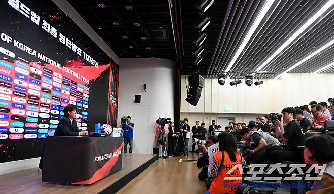 2026 북중미 월드컵 최종 명단발표 기자회견이 16일 서울 광화문 KT 웨스트빌딩 온마당에서 열렸다. 홍명보 감독이 질문에 답하고 있다. 광화문=허상욱 기자wook@sportschosun.com/2026.05.16/
