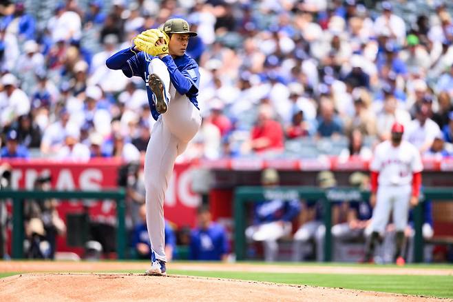 May 17, 2026; Anaheim, California, USA; Los Angeles Dodgers pitcher Roki Sasaki (11) delivers during the first inning against the Los Angeles Angels at Angel Stadium. Mandatory Credit: William Liang-Imagn Images
<저작권자(c) 연합뉴스, 무단 전재-재배포, AI 학습 및 활용 금지>