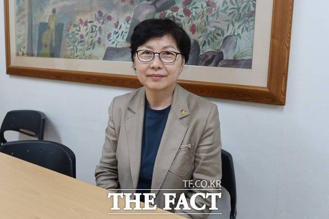 한경희 정의기억연대(정의연) 신임 이사장은 지난 14일 서울 마포구 정의연 사무실에서 진행한 더팩트와의 인터뷰에서 "일본군 위안부 피해자들이 돌아가신다고 해서 일본 정부의 책임까지 사라지는 건 아니다"며 "향후 수요시위는 피해 생존자가 한 명도 남지 않는 상황이 오더라도 지속돼야 한다"고 밝혔다. /이예리 기자