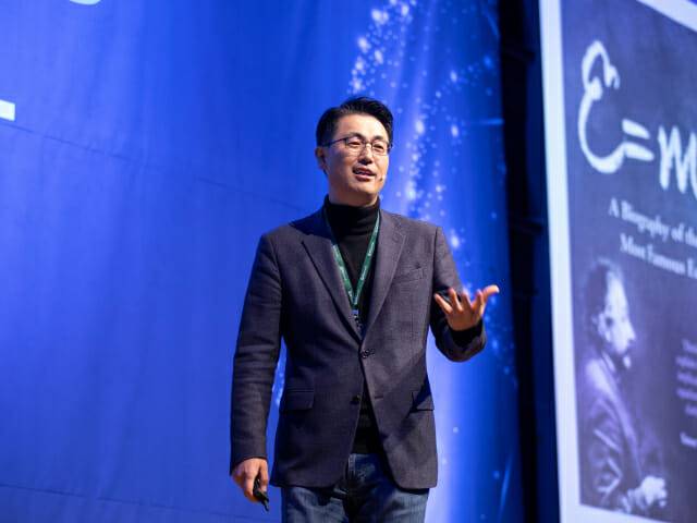 이경일 솔트룩스 대표가 한 컨퍼런스에서 발표를 하고 있다. (사진=솔트룩스)