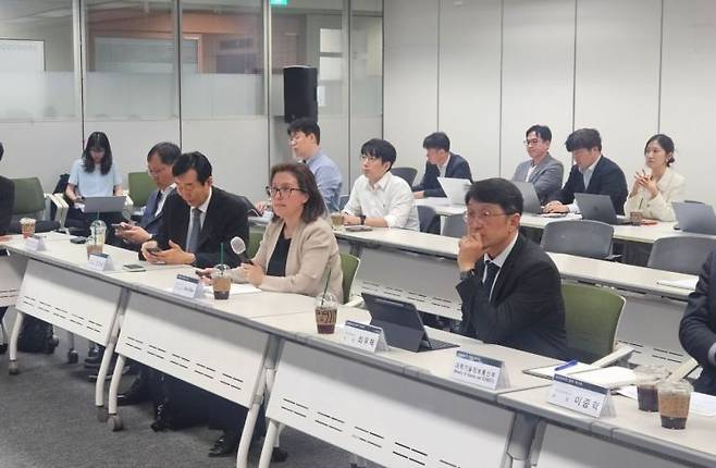 과학기술정보통신부는 인공지능(AI) 보안위협에 대응하기 위해 오픈AI와 AI 보안 관련 실무 워크숍을 개최했다고 18일 밝혔다. 최우혁 과기정통부 정보보호네트워크정책실장(사진 앞줄 맨 오른쪽)과 사샤 베이커 오픈AI 국가안보정책 총괄(사진 앞줄 오른쪽에서 두번째)이 워크숍에 참여한 모습. 과학기술정보통신부