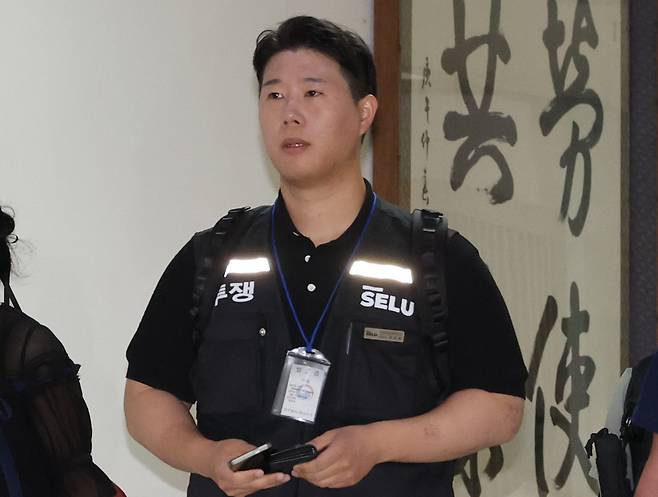 삼성그룹 초기업노동조합 삼성전자지부 최승호 위원장이 18일 정부세종청사 중앙노동위원회에서 열리는 2차 사후조정 회의에 참석하고 있다. 연합뉴스