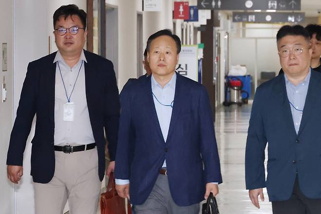 삼성전자 사측 대표교섭위원인 여명구 DS(반도체 부문) 피플팀장(가운데)과 김형로 부사장(왼쪽)이 18일 정부세종청사 중앙노동위원회에서 열리는 2차 사후조정 회의에 참석하고 있다. 연합뉴스