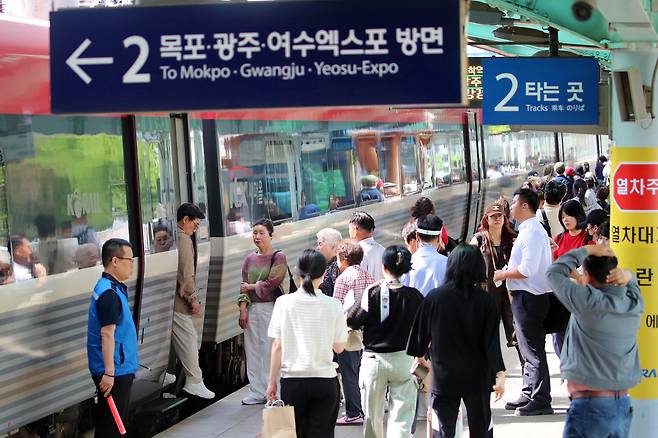 '한반도 KTX' 구상을 두고 청주 경유 여부 등 '오송역 시즌2' 논란이 충청권에서 재점화되고 있는 18일 오후, 대전 중구 오류동 서대전역 승강장에서 여수엑스포 방면 ITX-새마을호 열차에 탑승했던 승객들이 하차하고 있다. 김영태 기자