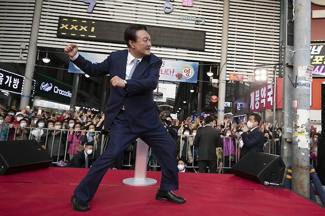 2022년 4월 11일 윤석열 당시 대통령 당선인이 경북 포항시 북구 죽도시장을 방문해 환영 나온 시민들 앞에서 ‘어퍼컷 세리머니’를 하고 있다. 뉴스1