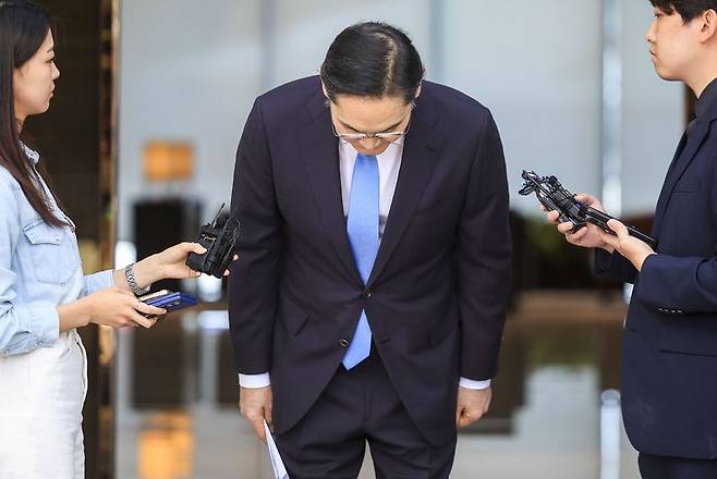 이재용 삼성전자 회장이 지난 16일 서울 강서구 김포국제공항 비즈니스센터로 귀국하며 취재진 앞에서 총파업이 예고된 노사 현안과 관련해 입장을 밝히며 머리를 숙이고 있다. 뉴시스