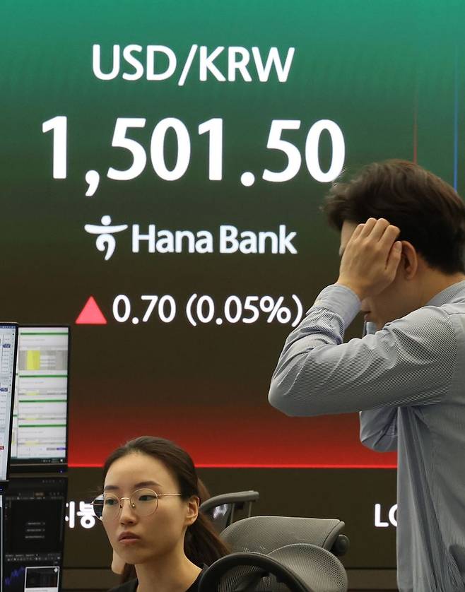 18일 오전 서울 중구 하나은행 딜링룸에서 딜러들이 업무를 하고 있다. 서울 외환시장에서 원·달러 환율은 전 거래일 주간거래 종가(1500.8원)보다 0.4원 오른 1501.2원에 출발했다.뉴시스
