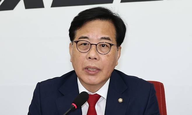 송언석 국민의힘 원내대표가 18일 국회에서 기자간담회를 하고 있다. 윤운식 선임기자 yws@hani.co.kr