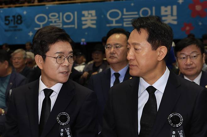 오세훈(오른쪽) 국민의힘 서울시장 후보가 18일 서울시청 다목적홀에서 열린 5·18민주화운동 제46주년 서울기념식에 참석해 정원오 더불어민주당 후보와 대화하고 있다. 뉴스1