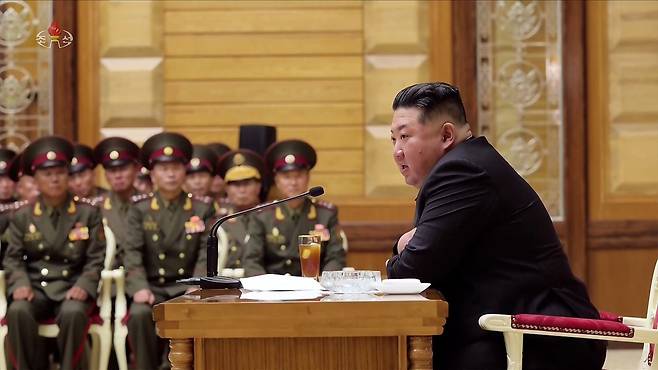 김정은 북한 국무위원장이 지난 17일 전군의 사ㆍ여단 지휘관들의 회합을 소집하고 남부국경을 지키는 제1선부대를 강화해 국경선을 '난공불락의 요새'로 만들기 위한 군사조직구조 개편 구상을 밝혔다고 조선중앙TV가 18일 보도했다. 연합뉴스