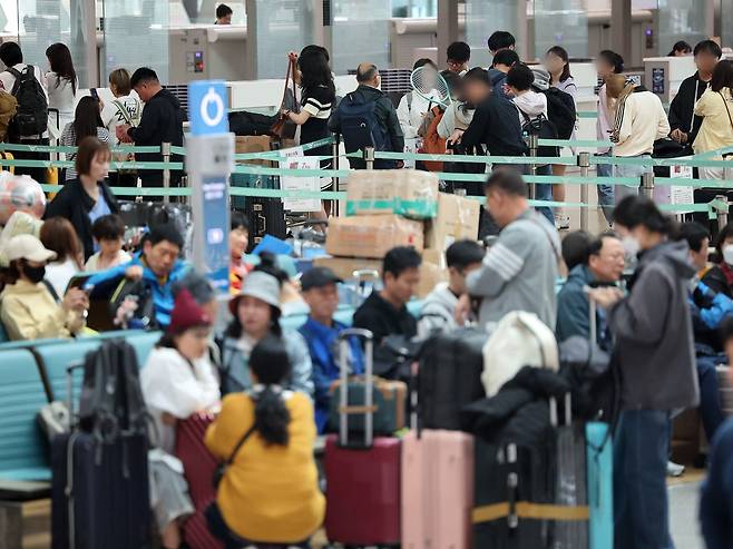 징검다리 연휴 기간인 지난 1일 인천국제공항 입국장에서 승객들이 출국수속하는 모습. 뉴스1
