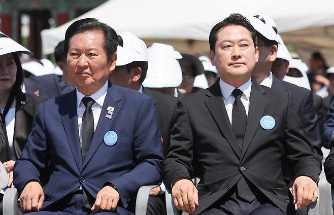 정청래(왼쪽) 더불어민주당 대표와 장동혁 국민의힘 대표가 18일 광주 동구 5·18 민주광장에서 열린 제46주년 5·18 민주화운동 기념식에 참석한 모습. 뉴스1