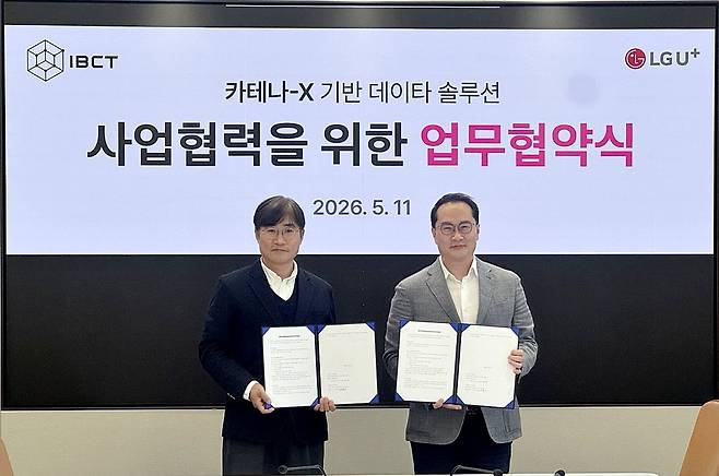 지난 11일 용산 LG유플러스 본사에서 이정륜 IBCT 대표(사진 오른쪽)와 배준형 LG유플러스 모빌리티사업TF 리드가 ‘카테나엑스 제휴상품 공동 개발 및 판매 협력’을 위한 업무협약(MOU)을 체결한 뒤 기념 촬영을 하고 있다. 사진=IBCT