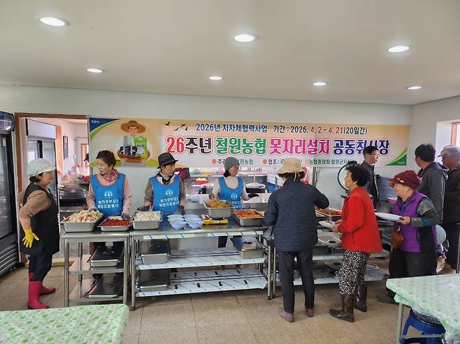 지난달 3일 강원 철원군 철원읍 외촌리 철원근대문화유산 전시장 인근에 마련된 농번기 공동 급식소인 ‘못자리 공동 취사장’에서 농업인들이 배식을 받기 위해 줄을 서 있다. 철원군 제공