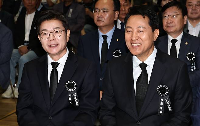 정원오 더불어민주당 서울시장 후보(왼쪽)와 오세훈 국민의힘 서울시장 후보가 18일 서울시청 본관에서 열린 5·18민주화운동 제46주년 서울기념식에서 대화하며 웃고 있다. 연합뉴스