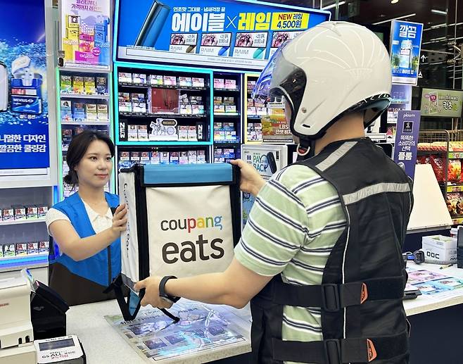 GS25와 CU는 19일부터 쿠팡이츠를 통한 배달 서비스를 24시간 체제로 전환한다. GS25 제공
