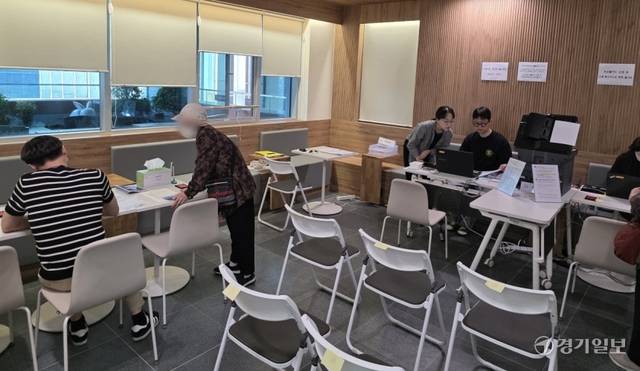 18일 오전 성남시 정자1동 행정복지센터에서 공무원들이 고령 신청자들의 고유가 피해지원금 신청서 작성과 접수 절차를 돕고 있다. 오종민기자
