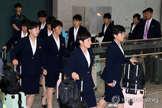 입국하는 내고향축구단 / 사진=연합뉴스