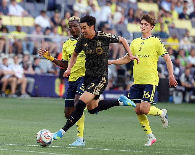LA FC의 손흥민이 18일 MLS 정규리그 내슈빌SC와 경기에서 상대 수비수를 뚫고 드리블을 시도하고 있다. 로이터연합뉴스