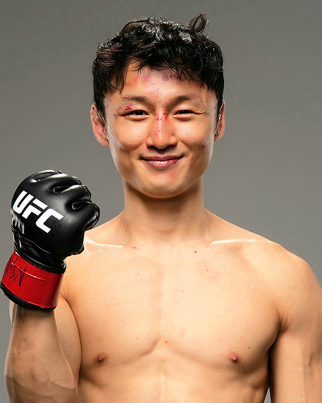 명예의 전당 헌액자 ‘코리안 슈퍼보이’ 최두호가 2026년 5월 미국 네바다주 엔터프라이즈 메타 에이펙스 UFC 파이트 나이트 276 코-메인이벤트 승리 기념 촬영을 하고 있다. 사진=TKO