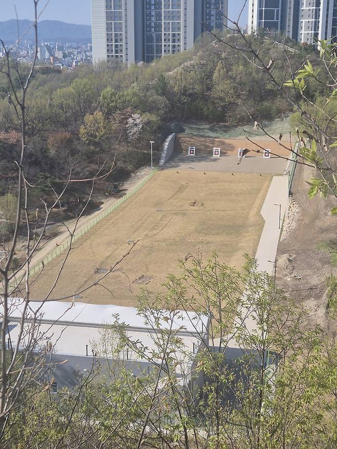 학산공원 궁도장 전경.