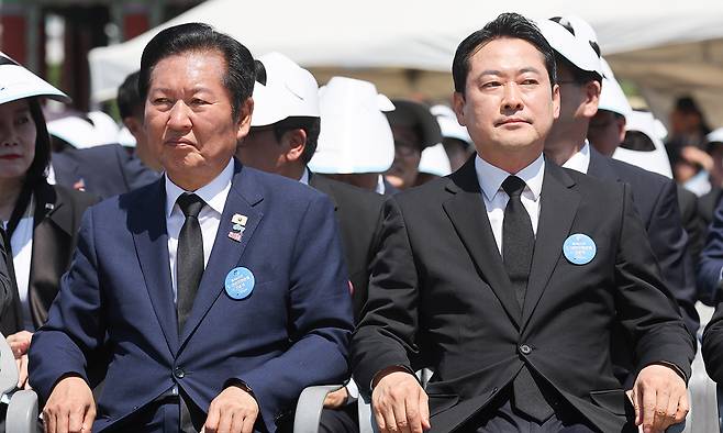 더불어민주당 정청래 대표와 국민의힘 장동혁 대표가 지난 18일 광주 5·18 민주광장에서 열린 제46주년 5·18 민주화운동 기념식에 참석해 있다. 청와대통신사진기자단
