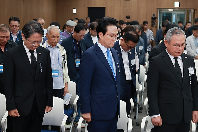 18일 안민석 경기교육감 후보(가운데)가 제46주년 5·18 민주화운동 경기도 기념행사에 참석해 묵념하고 있다. 안민석 캠프 제공